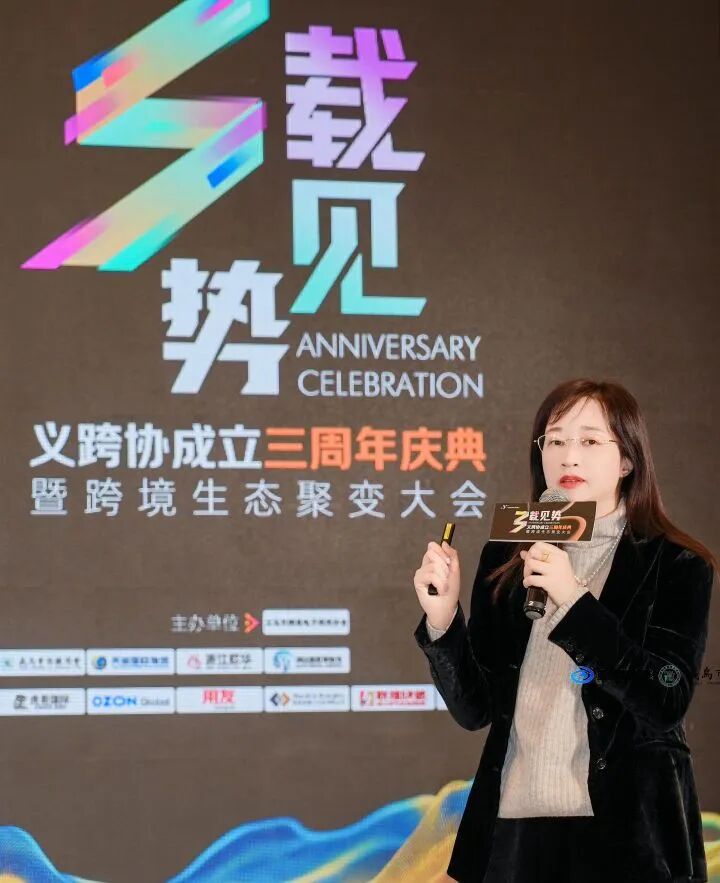 黄璇.jpg